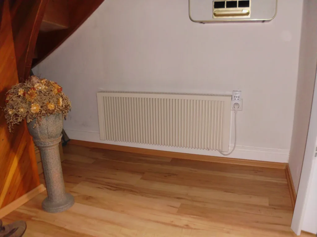 Elektroheizung unter einer Dachschräge mit angeschlossenem Thermostat