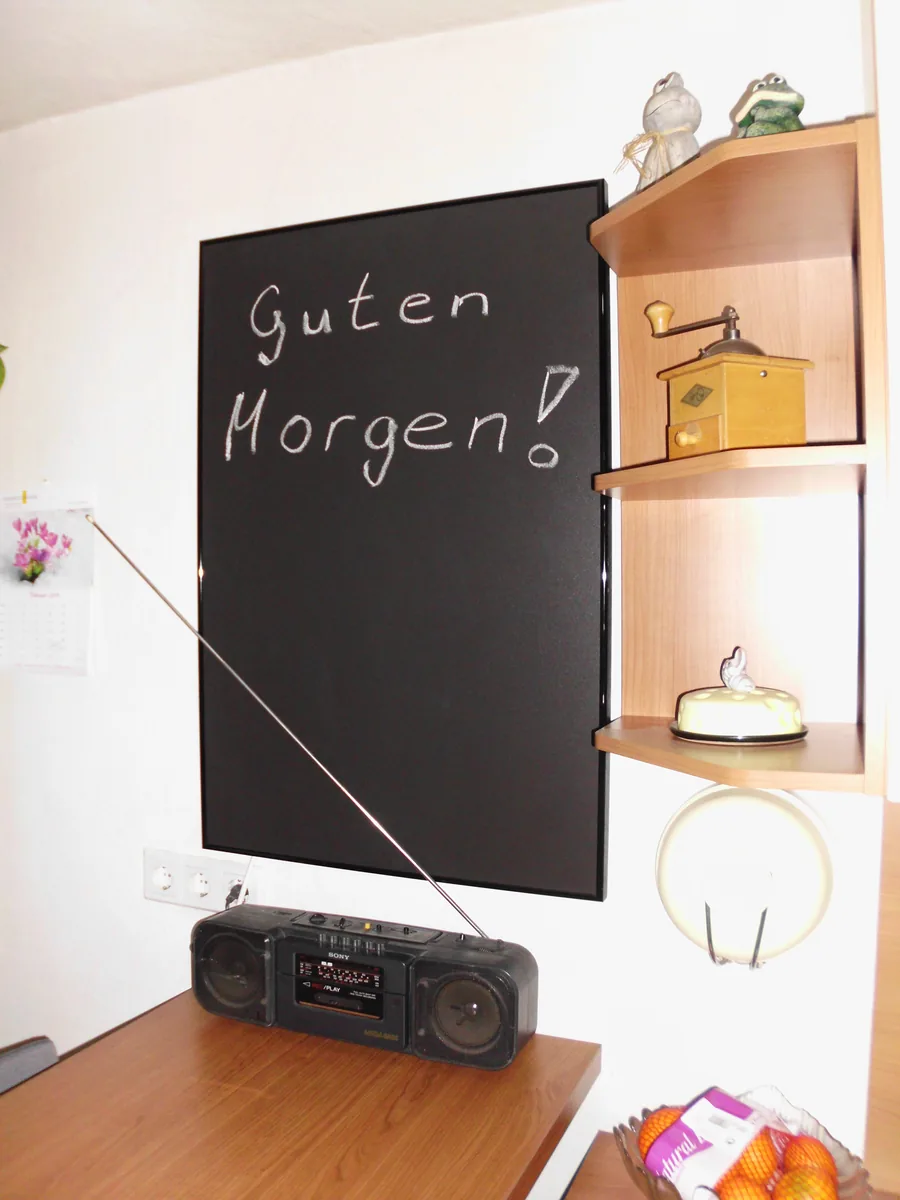 Infrarot-Heiztafel mit Kreideschrift im Essbereich